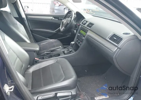 2015 Volkswagen Passat 1.8T Wolfsburg Edition z USA, uszkodzony, nr VIN 1VWAT7A36FC091969